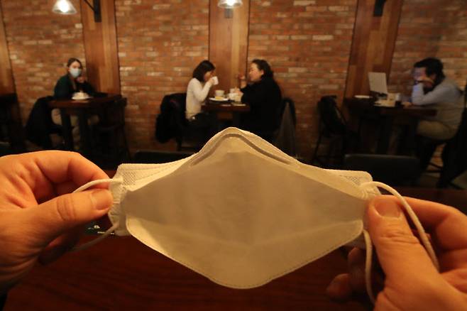 정부가 오는 30일부터 실내 마스크 착용을 ‘의무’에서 ‘권고’로 완화한 가운데 20일 오후 서울 시내의 한 카페에서 시민들이 마스크를 벗고 음식을 섭취하고 있다. (사진=이데일리 이영훈 기자)