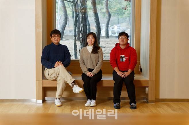 이번 연구를 진행한 연구진.(왼쪽부터) 권오훈 교수, 김예진 연구원, 노학원 연구원.
