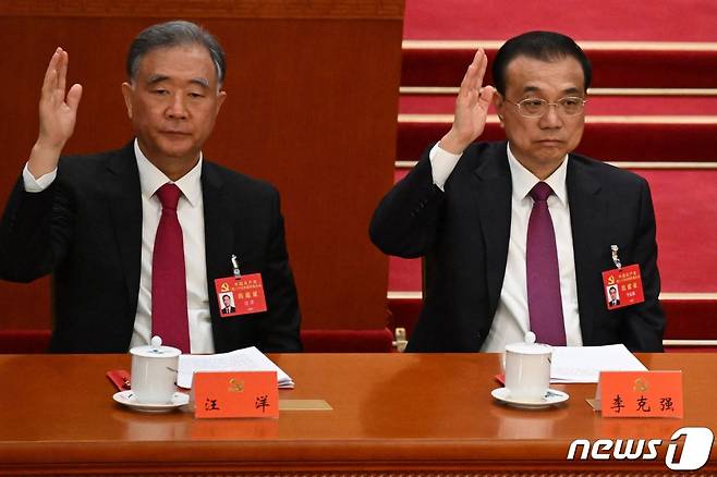 리커창 중국 총리(오른쪽)와 왕양 정협 주석ⓒ AFP=뉴스1