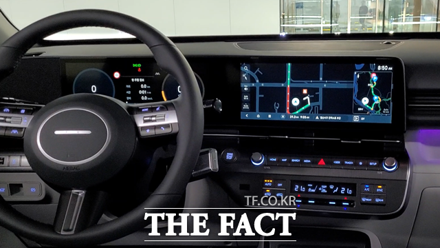 '디 올 뉴 코나' 운전석 모습. 12.3인치 LCD 클러스터와 같은 넓이의 내비게이션으로 시인성을 높였다. /김태환 기자