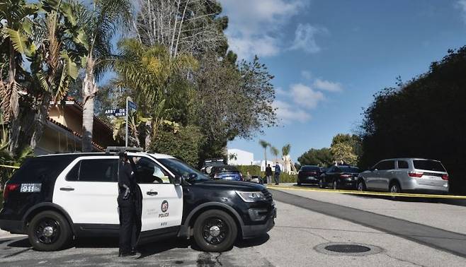 미국 로스앤젤레스(LA)의 한 고급 임대주택에서 28일(현지시간) 총격 사건이 발생해 경찰이 주택으로 가는 길을 통제하고 있다. [이미지출처=AP연합뉴스]