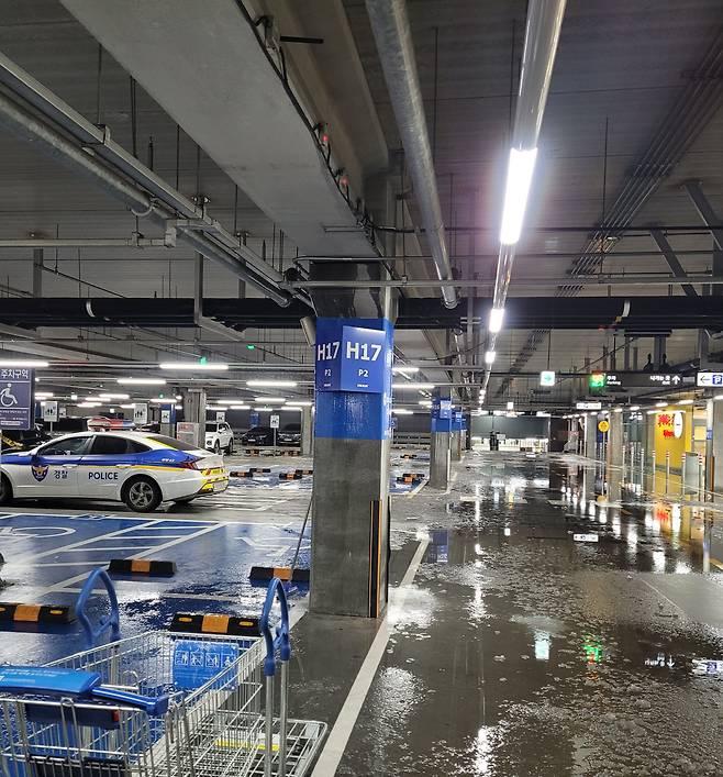 28일 경기도 광명시 이케아 광명점 주차장에 물이 흘러나와 있다. /경기도소방재난본부