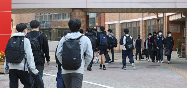 서울 용산구의 한 중학교 학생들이 등교하고 있다. /연합뉴스