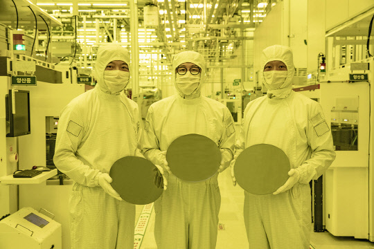 지난해 6월 삼성전자 화성캠퍼스에서 삼성전자 관계자들이 3나노 웨이퍼를 들어보이고 있다. 삼성전자 제공
