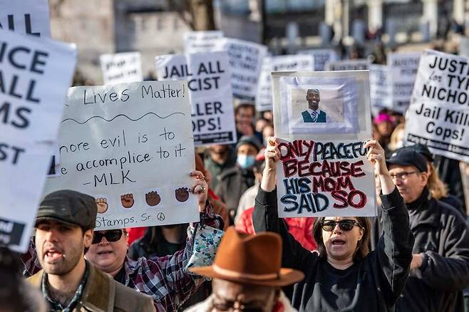 28일 미국 보스턴 시민들이 경찰을 규탄하는 메시지나 희생자 타이어 니컬스의 얼굴 모습이 들어간 손팻말을 들고 시위를 하고 있다. 보스턴/AFP 연합뉴스