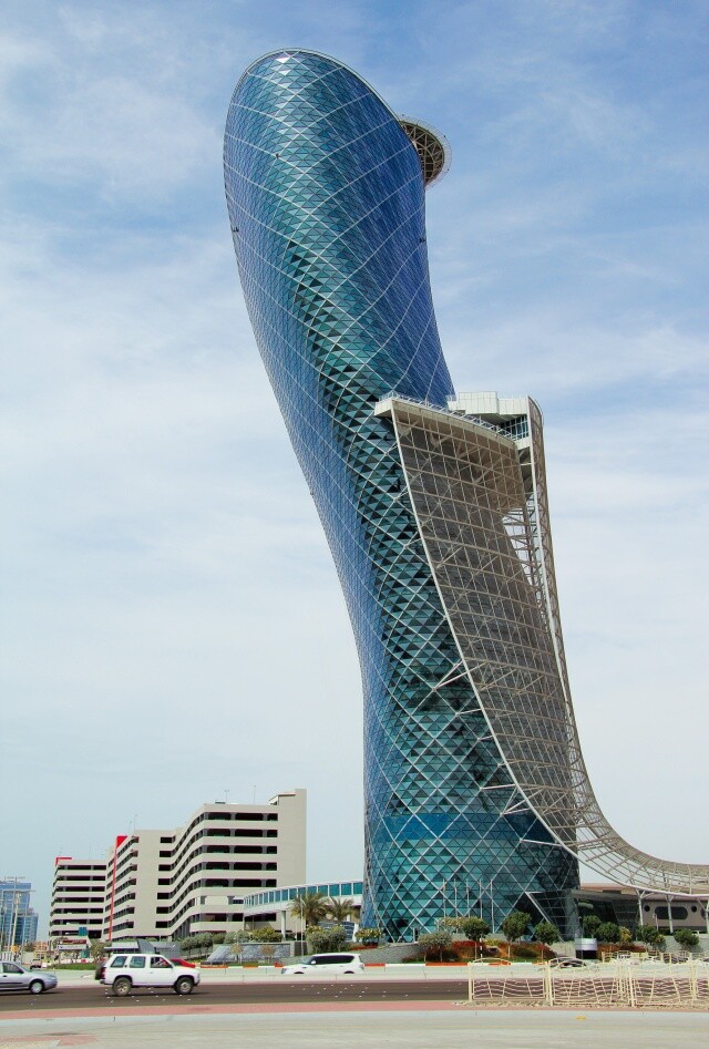 아랍에미리트 아부다비의 160m 높이 캐피털게이트빌딩(Capital Gate Building)은 석유로 쌓은 걸프만 금력의 작은 상징에 불과하다. 이탈리아 피사의 사탑보다 4배나 더 기울어진 것으로 유명하다. 위키피디아