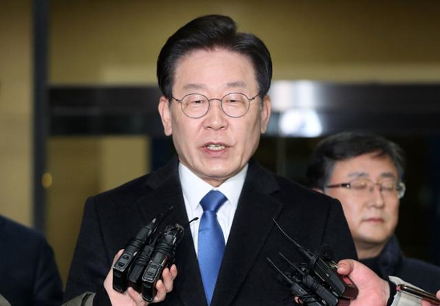 이재명 더불어민주당 대표가 28일 서초구 서울중앙지검 청사에서 대장동 개발 특혜 의혹 사건 관련 검찰 조사를 마친 후 취재진에 입장을 밝히고 있다. 뉴스1