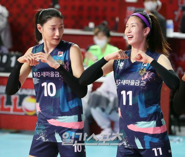 2022-2023 V-리그 올스타전이 29일 오후 인천삼산월드체육관에서 열렸다. M스타팀 김연경이 단체로 춤을 추며 김수지를 따라하고 있다. 인천=김민규 기자