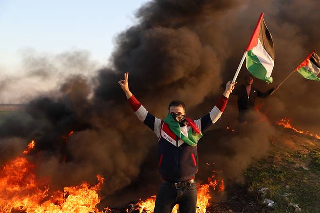 이스라엘군이 요르단강 서안 수색 도중 팔레스타인 무장세력과 주민 9명을 사살한 지난 26일(현지시간) 팔레스타인 시위대가 가자지구 접경지역에서 격렬한 항의시위를 벌이고 있다. 이날 팔레스타인 자치정부(PA)는 성명을 통해 이스라엘과의 치안협력 중단을 선언했다. 신화연합뉴스
