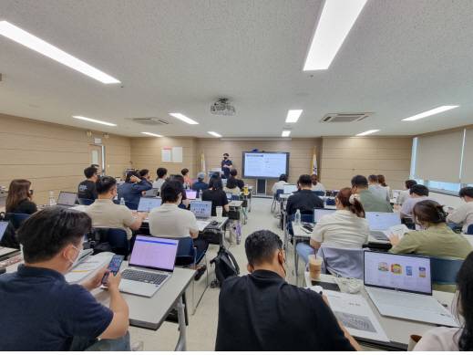 부산경제진흥원에서 온라인시장 플랫폼 입점 교육을 받고 있는 사람들. 부산경제진흥원 제공