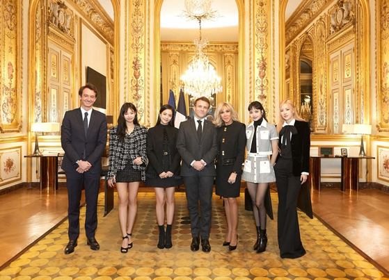 Members of girl group Blackpink pose for photos with Emmanuel Macron and Brigitte Macron, the president and first lady of France, at center, in Paris, for a performance at the Le Gala des Pièces Jaunes charity event. [YG ENTERTAINMENT]