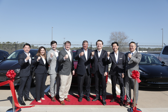 Representatives from SK E&S and Avis Budget Group, including Yu Jeong-joon, third from right, SK Group Vice Chairman and Avis CEO Joe Ferraro, fourth from right, take a photo at a ceremony in Texas on Jan. 26. [SK E&S]