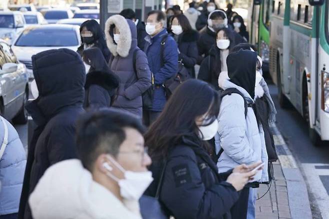 수도권과 강원도에 한파주의보가 발령된 지난 16일 오전 경기도 고양시 일산동구청 인근 거리에서 시민들이 두꺼운 옷차림으로 발걸음을 재촉하고 있다. 사진=임형택 기자