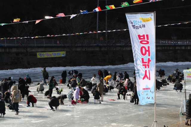 빙어낚시 체험장은 얼음축제장 최고의 인기 프로그램으로 축제장을 찾는 관광객들의 필수 체험 코스로 자리 잡았다.   안동시 제공