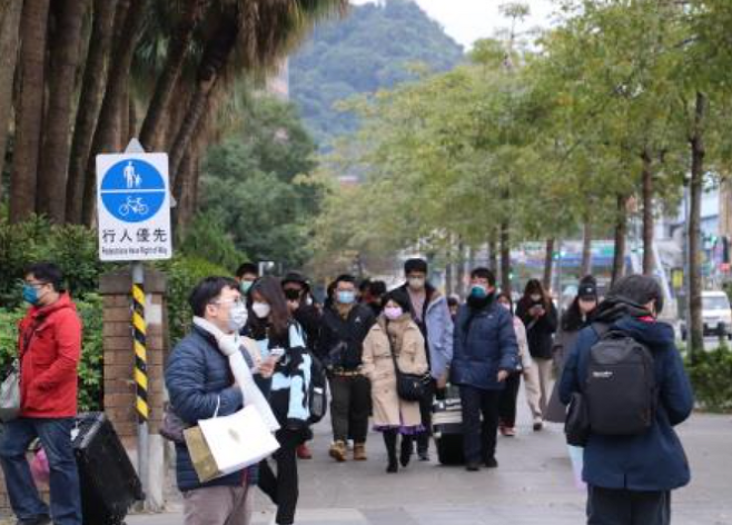 대만 시민들이 목도리와 두꺼운 외투로 무장하고 길을 걷고 있다. /사진=연합뉴스