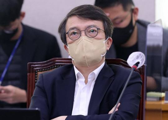 김의겸 더불어민주당 의원이 7일 오전 서울 여의도 국회에서 열린 법제사법위원회 전체회의에서 생각에 잠겨 있다. 뉴시스