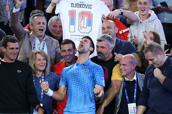 조코비치가 우승 후 가족, 코치 등과 함께 기쁨을 나누며 포효하고 있다. 뒤에 '조코비치 10(번째 우승)'이라는 티셔츠를 들고 있다./게티이미지