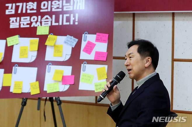 [서울=뉴시스] 추상철 기자 = 국민의힘 당권주자인 김기현 의원이 29일 오전 서울 여의도 국회에서 열린 '청년 Y.P.T 발대식'에 참석해 사회자의 질문에 답변하고 있다. 2023.01.29. scchoo@newsis.com