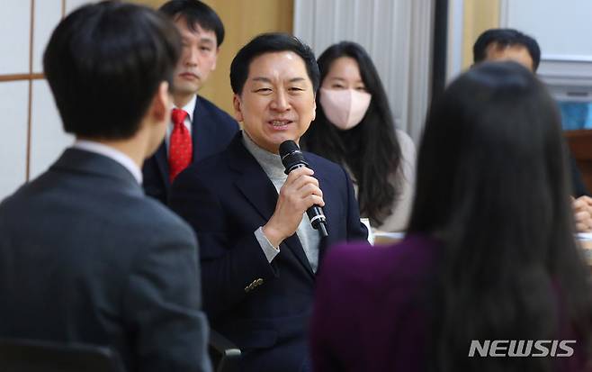 [서울=뉴시스] 추상철 기자 = 국민의힘 당권주자인 김기현 의원이 29일 오전 서울 여의도 국회에서 열린 '청년 Y.P.T 발대식'에 참석해 사회자 질문에 답변하고 있다. 2023.01.29. scchoo@newsis.com