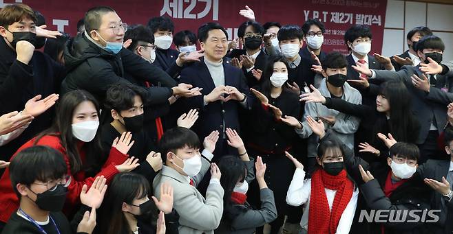 [서울=뉴시스] 추상철 기자 = 국민의힘 당권주자인 김기현 의원이 29일 오전 서울 여의도 국회에서 열린 '청년 Y.P.T 발대식'에서 참석자와 함께 기념촬영을 하고 있다. 2023.01.29. scchoo@newsis.com