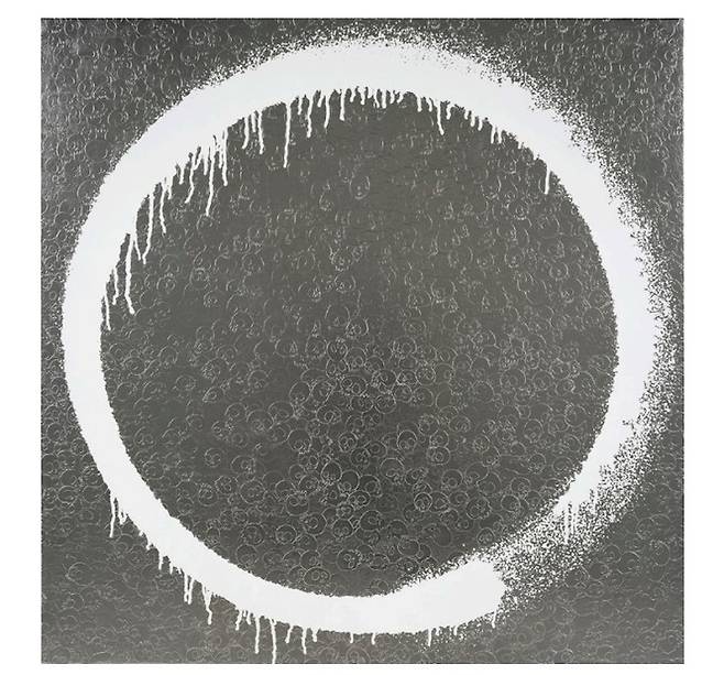무라카미 다카시 ‹ 젠 엔-소 플래티넘› Zen EN-SO Platinum, 2018 Acrylic, gold leaf and platinum leaf on canvas mounted on aluminum frame 180×180cm ©2018 Takashi Murakami/Kaikai Kiki Co., Ltd. All Rights Reserved. Courtesy of the artist and Perrotin. 이우환 공간에 걸려있다. 하얀 원 뒤의 배경은 해골무덤이다.‘원상’(ensō)은 2011년 동일본 대지진 이후에 고안되었다. 불교 선종의 문양으로 ‘그릴 당시의 마음과 정신의 움직임을 보여준다’는 의미를 담고있다. 무라카미 다카시의 ‘원상’ 시리즈는 이우환의 작품과 형식적으로유사하다. *재판매 및 DB 금지