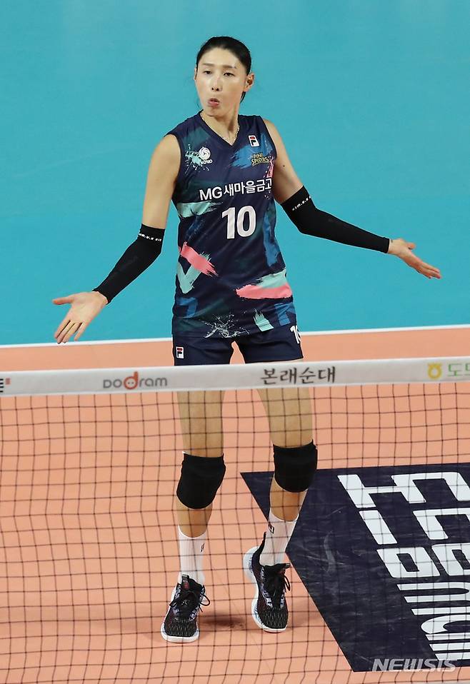 [인천=뉴시스] 김금보 기자 = 29일 오후 인천 삼산월드체육관에서 열린 도드람 2022~2023 V-리그 올스타전 경기, M스타팀 김연경이 익살부리고 있다. 2023.01.29. kgb@newsis.com