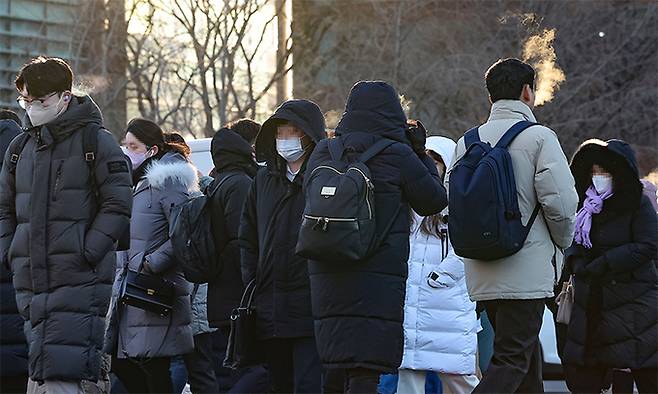 지난 25일 서울 광화문광장에서 시민들이 걸어가고 있다. 연합뉴스