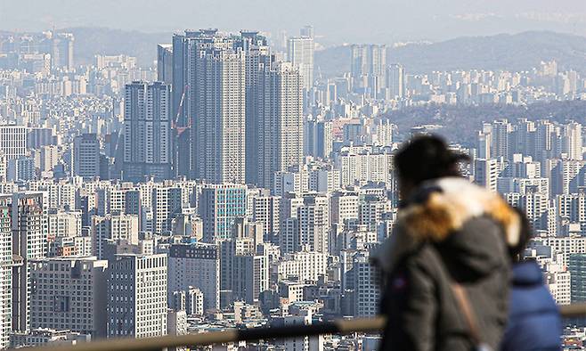 정부의 규제완화 영향으로 서울 아파트값 하락폭이 4주 연속 둔화했다. 한국부동산원 조사에 따르면 이번주 서울 아파트값은 0.31% 하락해 작년 말(-0.74%) 이후 4주 연속 낙폭이 감소했다. 사진은 지난 27일 서울 남산공원에서 바라본 아파트 단지. 뉴시스