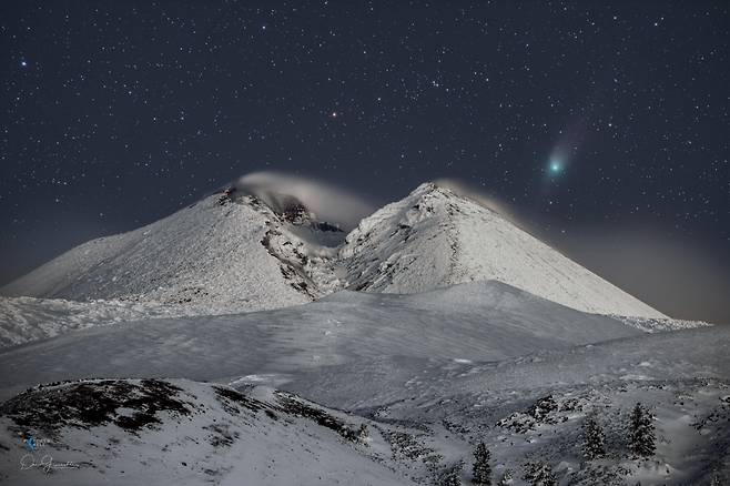 에트나 화산 위로 날아가는 츠비키 혜성. (출처/ Dario Giannobile)
