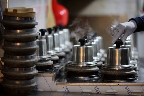 가스요금 인상에 부담 커지는 자영업계 - 전기·가스요금 등 공공요금 줄인상으로 자영업자들의 부담이 커지고 있는 27일 서울의 한 식당에서 도시가스를 이용해 음식을 만들고 있다. 통계청의 소비자물가조사를 보면 작년 12월 도시가스 물가는 1년 전보다 36.2%, 지역 난방비는 34.0% 올랐다. 2023.1.27 연합뉴스