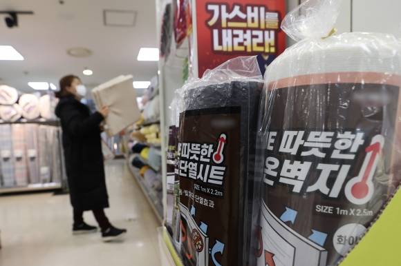 ‘가스비를 내려라’ - 한파가 이어지고 있는 가운데 26일 오후 서울 시내 한 마트에 문풍지를 비롯한 단열용품이 진열돼 있다. 2023.1.26 연합뉴스