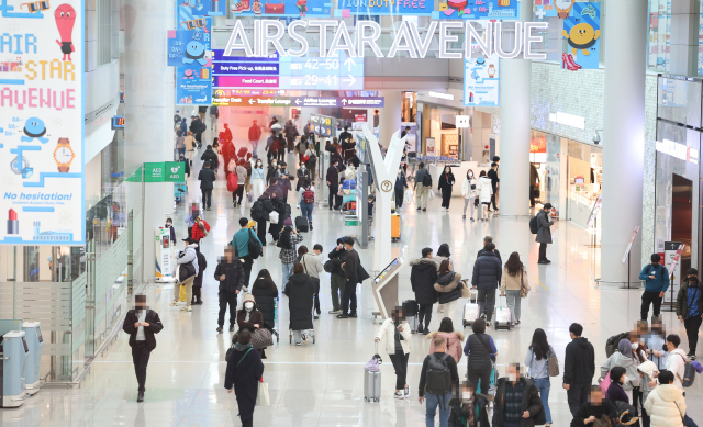 인천국제공항이 여행객들로 붐비고 있다. 연합뉴스