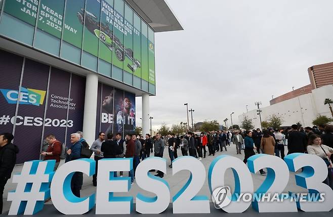 CES 2023 개막, 길게 늘어선 셔틀 대기줄 (라스베이거스=연합뉴스) 홍해인 기자 = 세계 최대 가전·IT(정보기술) 박람회 CES 2023 개막일인 5일(현지시간) 미국 네바다주 라스베이거스 컨벤션 센터 웨스트 홀 앞에서 관람객들이 베네시안 엑스포 등 CES 다른 행사 공간, 호텔 등을 오가는 셔틀버스 탑승 장소에서 길게 줄지어 탑승을 기다리고 있다. 2023.1.6 hihong@yna.co.kr