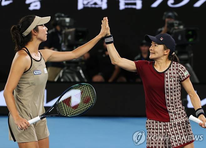 시바하라(왼쪽)와 아오야마 [EPA=연합뉴스]