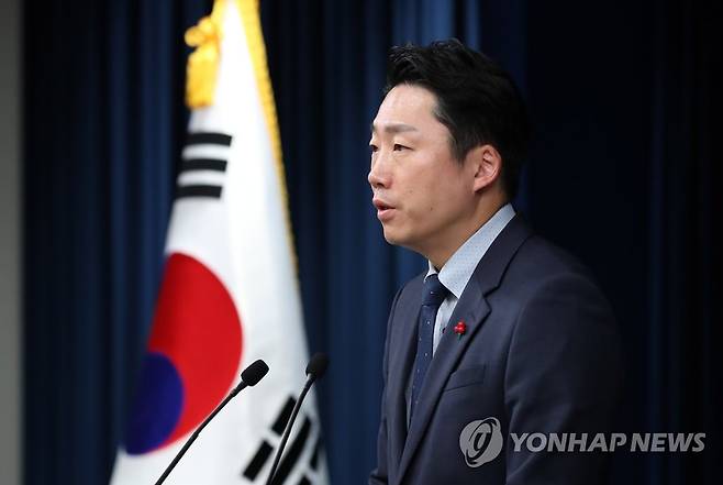 현안 브리핑하는 이재명 대통령실 부대변인 (서울=연합뉴스 안정원 기자 = 이재명 대통령실 부대변인이 4일 오후 서울 용산 대통령실 청사에서 농림축산식품부-해양수산부 업무보고 등 현안 관련 브리핑을 하고 있다. 2023.1.4 [대통령실통신사진기자단] jeong@yna.co.kr