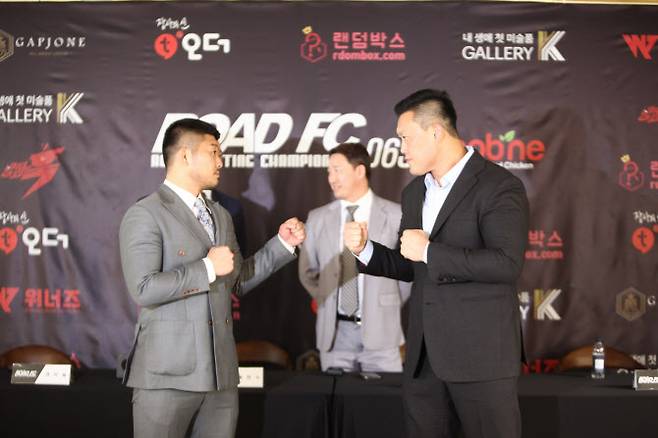 권아솔과 명현만이 공식 스파링 대결에 앞서 기자회견에서 서로를 노려보고 있다. 사진=로드FC 제공