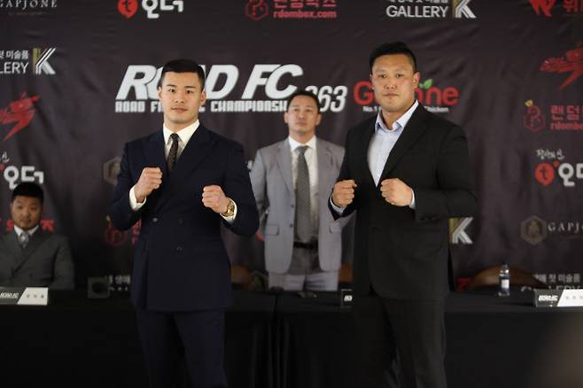 2월 25일 로드FC 대회에서 입식타격기 대결을 펼치는 황인수(왼쪽)와 명현만이 기념촬영을 하고 있다. 사진=로드FC