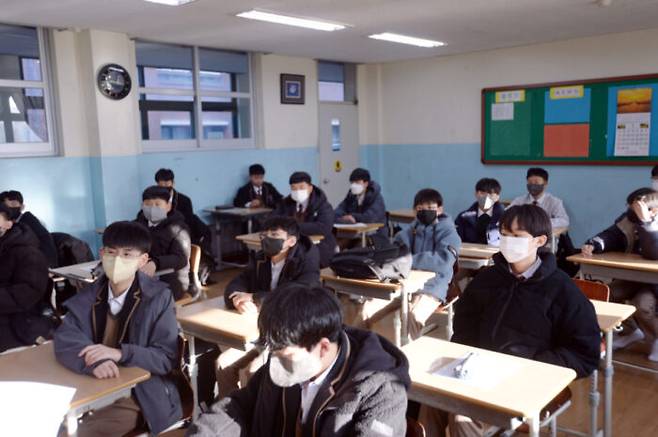 실내마스크 해제 첫날인 30일 오전 광주 서구 서석중 학생들이 교실 안에서 여전히 마스크를 쓰고 있다. [사진=뉴스1]