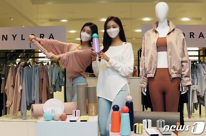 서울 중구 신세계백화점 본점에 마련된 미국 프리미엄 패션 애슬레저 브랜드 ‘나일로라’ 팝업 스토어에서 모델이 제품을 소개하고 있다.(신세계백화점 제공) /뉴스1