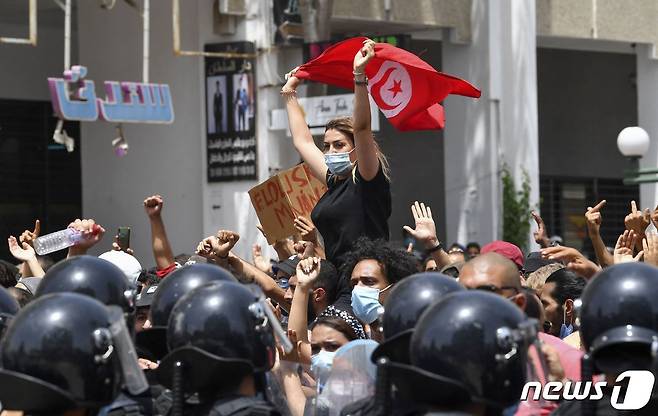 2021년 7월 25일 튀니지 수도 튀니스 의사당 앞에서 열렸던 반정부 시위 모습. ⓒ AFP=뉴스1 ⓒ News1 이정후 기자