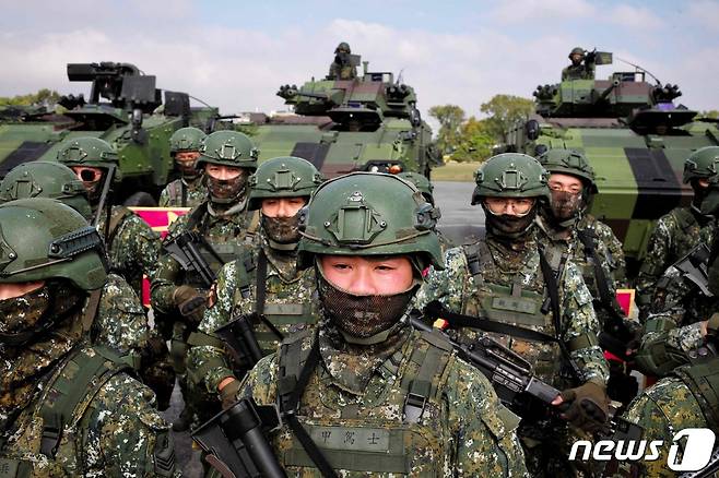 6일(현지시간) 차이잉원 대만 총통 방문을 맞이해 자이시 군사기지에서 군인들이 전투 기술을 선보이고 있다. 2023.01.06 ⓒ AFP=뉴스1 ⓒ News1 정윤미 기자