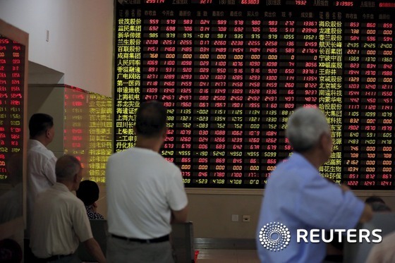 상하이 증권거래소에서 투자자들이 주식시세 전광판을 보고있다. <자료 사진> ⓒ News1 우동명 기자