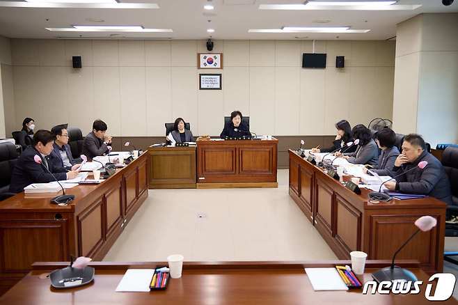 용인시의회운영위원회가 30일 개최한 회의에서 제270회 임시회 일정을 논의하고 있다.(용인시의회 제공)