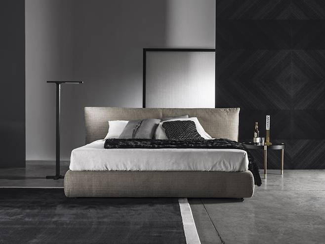 사진 : 플랜리빙의 MC(Meroni & Colzani) 컬렉션. Casanova Bed (브랜드 Meroni & Colzani).&nbsp;Design: MC Lab