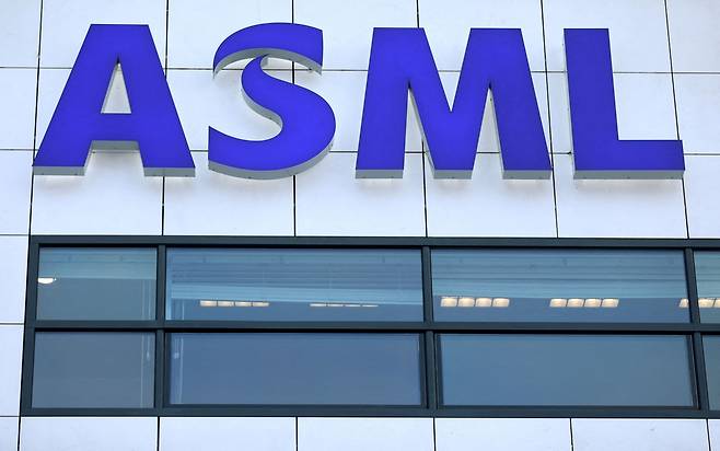 FILE PHOTO: ASML Holding logo is seen at company's headquarters in Eindhoven, Netherlands, Januari 23, 2019. REUTERS/Eva Plevier/File Photo