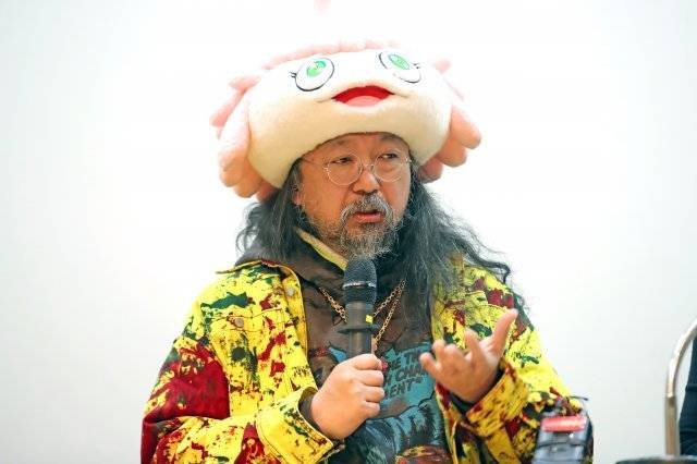 포토타임을 가진 후 질의응답 시간에 코트 대신 화려한 무늬가 그려진 재킷을 입고 등장한 무라카미 다카시. 부산=뉴시스.