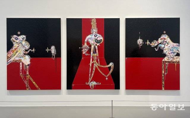 무라카미 다카시의 2018년 작품 ‘프란시스 베이컨에 대한 오마주(적흑 세 폭 재단화)’. 부산=김민 기자. kimmin@donga.com