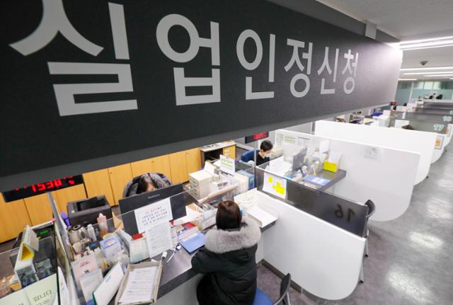 30일 오후 서울 마포구 서부고용복지플러스센터를 찾은 시민들이 실업급여 신청을 상담받는 모습. 뉴스1