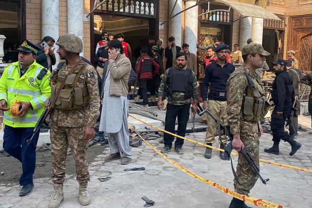 30일(현지시간) 자살폭탄 공격이 발생한 파키스탄 북부 페샤와르의 모스크(이슬람사원) 앞을 군경이 지키고 있다. 연합뉴스