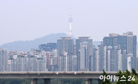 여의도에서 바라본 마포역 일대 주택 전경. [사진=김성진 기자]